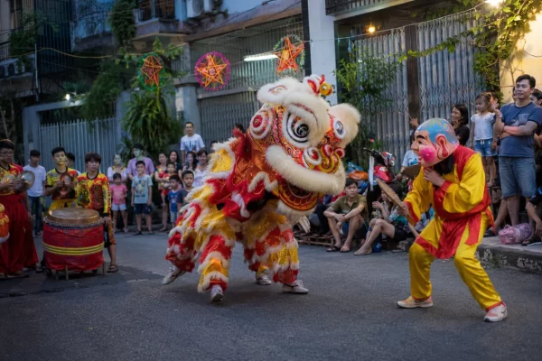 Danse de la licorne pendant la fête de la mi-automne au Vietnam