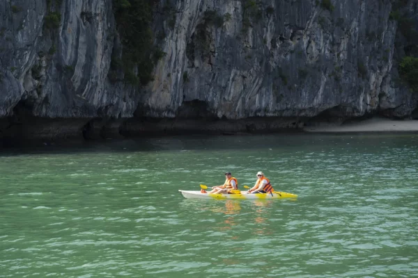 Sortie en kayak entre les formations calcaires de la baie de Lan Ha