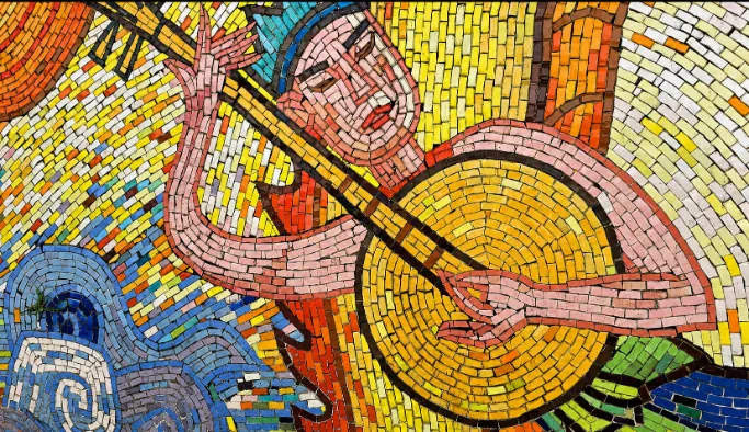 Une mosaïque colorée représente un musicien vietnamien