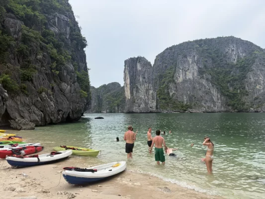 Une pause baignade sur une petite plage isolée de la baie de Lan Ha.