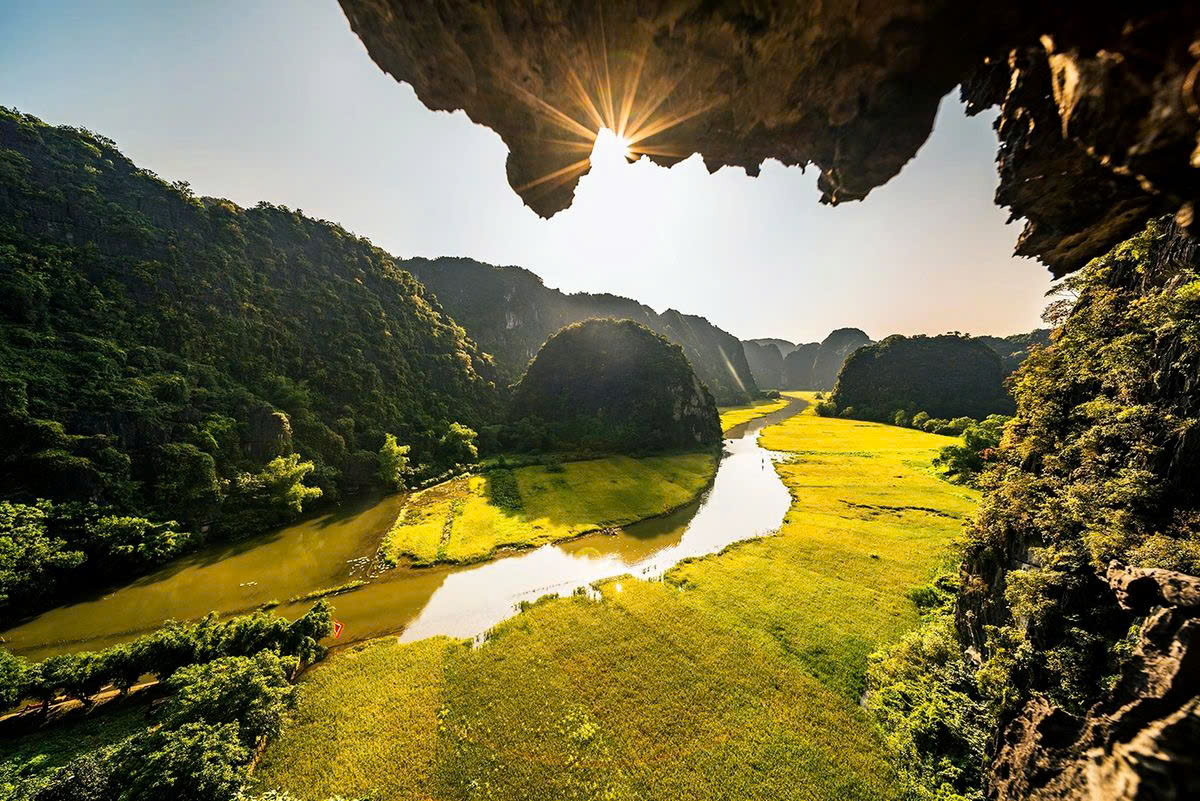 Lever du soleil sur les paysages karstiques de Ninh Binh au Vietnam