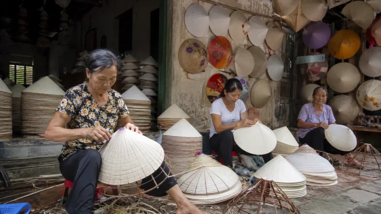 Artisans fabriquant des chapeaux coniques au village de Chuong près de Hanoï