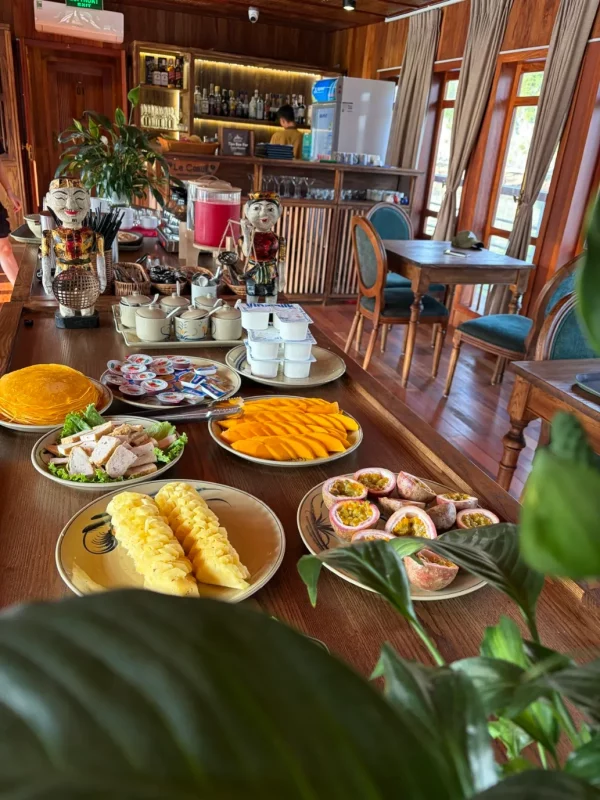 Petit-déjeuner servi à bord d’une jonque dans la baie de Lan Ha