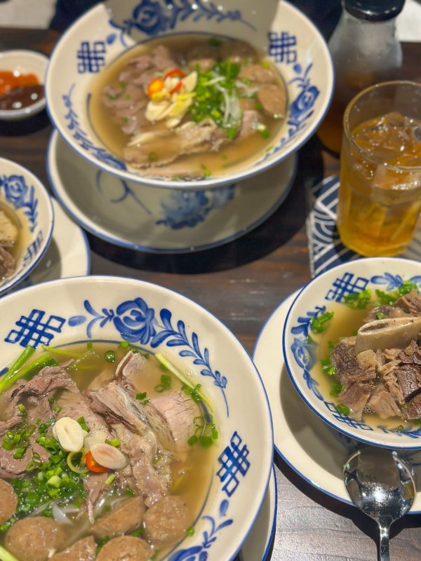Goûter le phở au musée