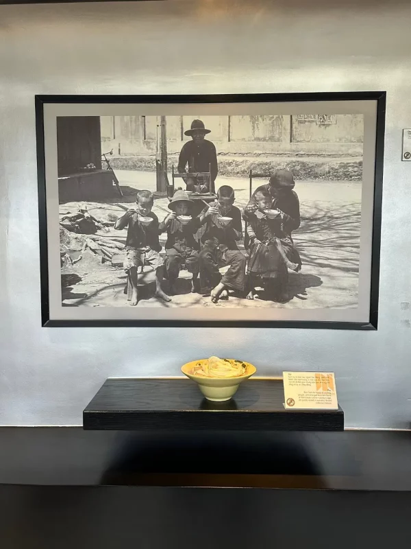 L’histoire du phở racontée à travers films et photographies.