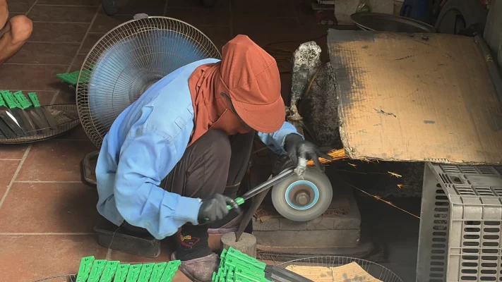 Forgeron fabriquant un couteau au village de Da Sy près de Hanoï