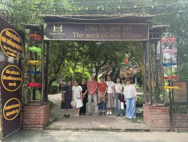 Équipe Vietnam Evasion au village de la soie de Van Phuc à Hanoï