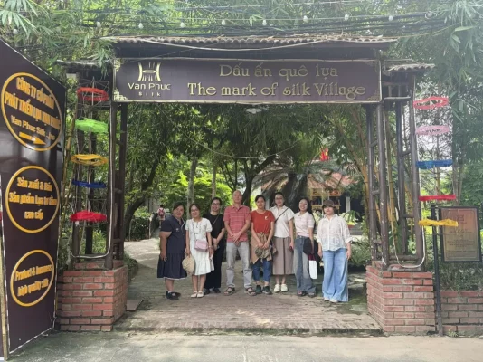 Équipe Vietnam Evasion au village de la soie de Van Phuc à Hanoï