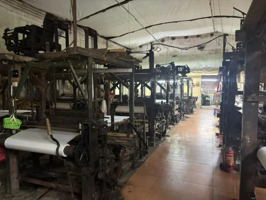 Métier à tisser traditionnel dans un atelier de soie de Van Phuc