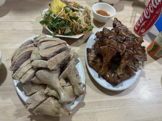 Pause déjeuner à Van Dinh autour de plusieurs spécialités locales à base de canard.