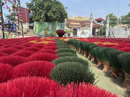 Bâtonnets d’encens colorés au village de Quang Phu Cau