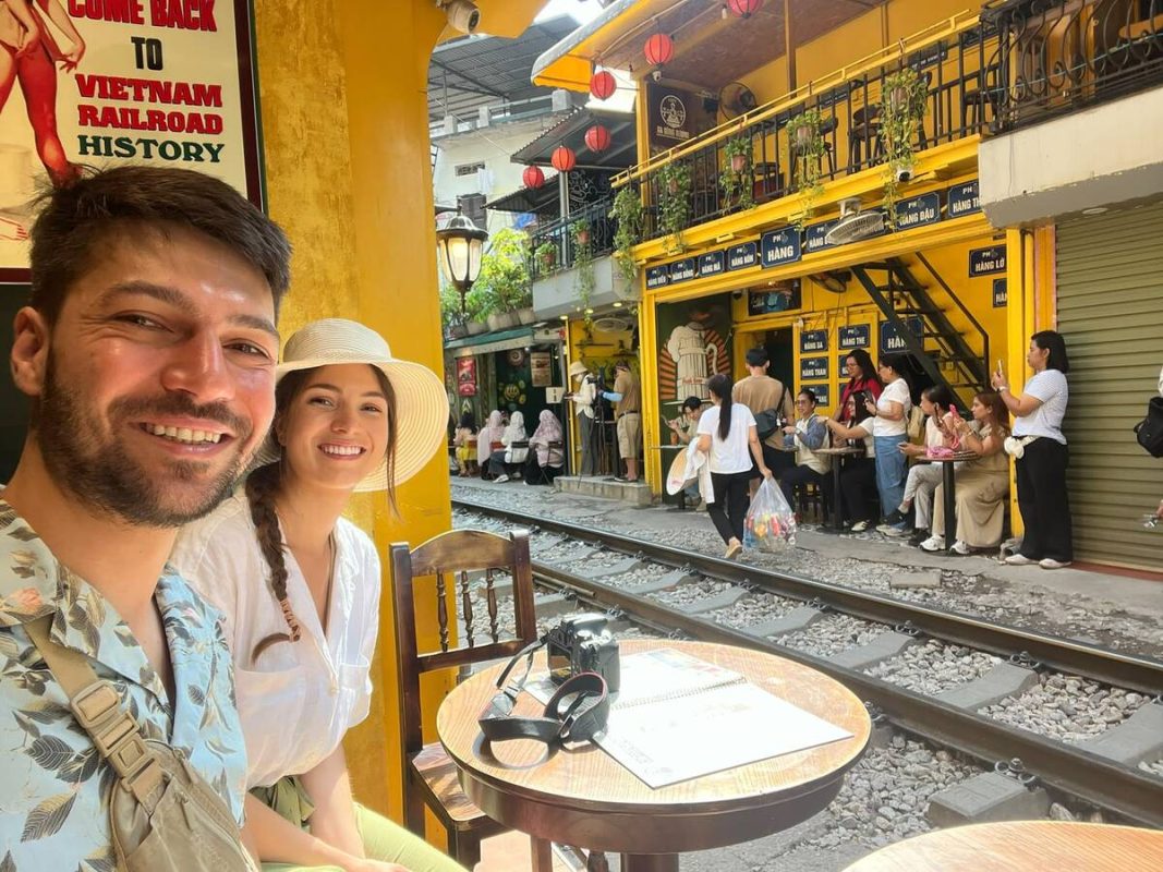 Rue du train à Hanoï avec cafés le long de la voie ferrée