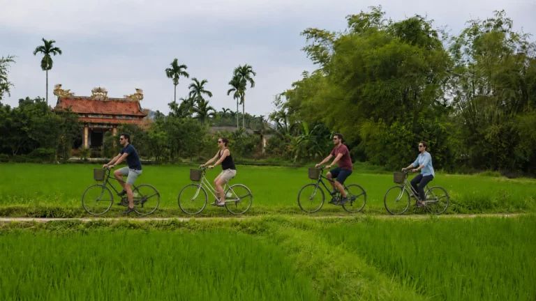 Balade à vélo dans le village de Thuy Bieu à Hué