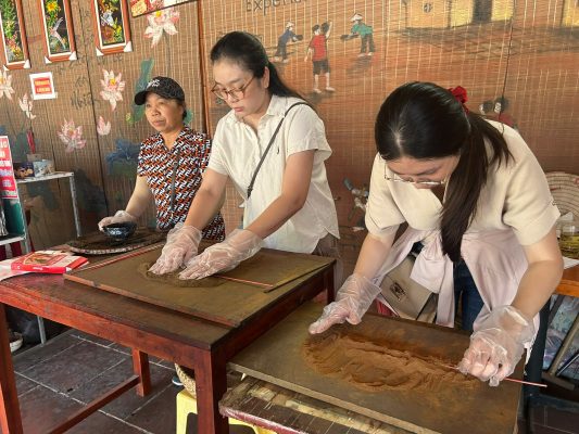 À Quang Phu Cau, nous nous initions à la fabrication des bâtons d’encens.