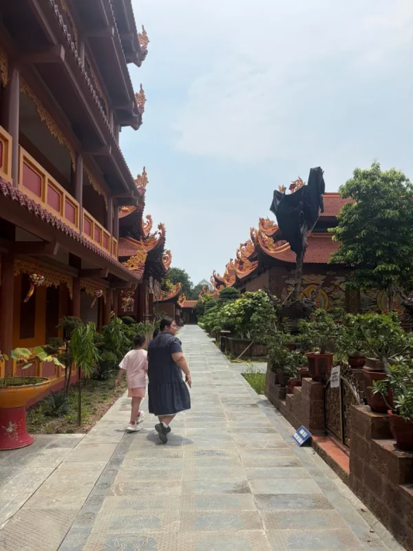 Hang, notre opératrice de voyage, et sa fille à la pagode Thang Nghiem