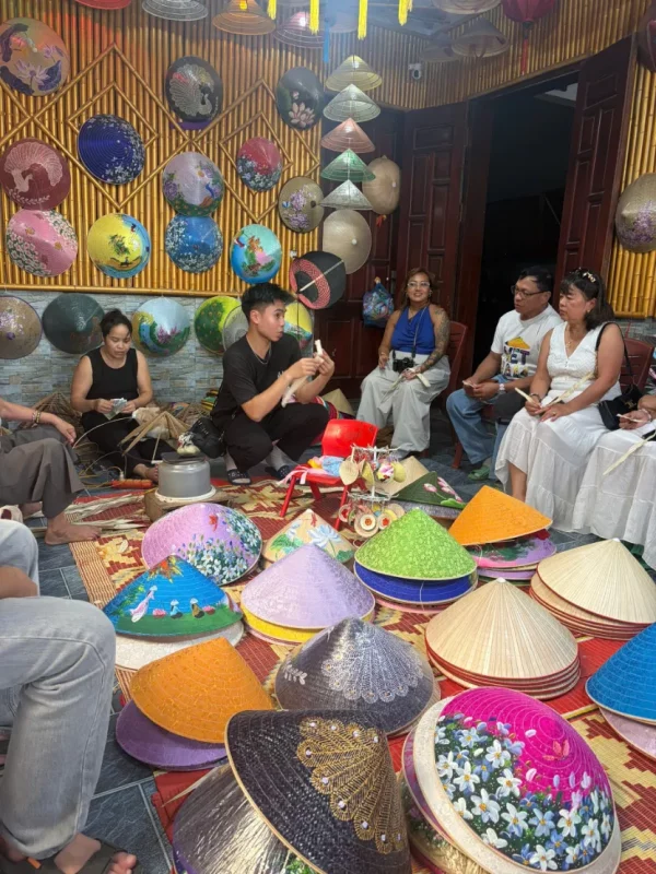 Chapeaux coniques colorés au village de Chuong près de Hanoï