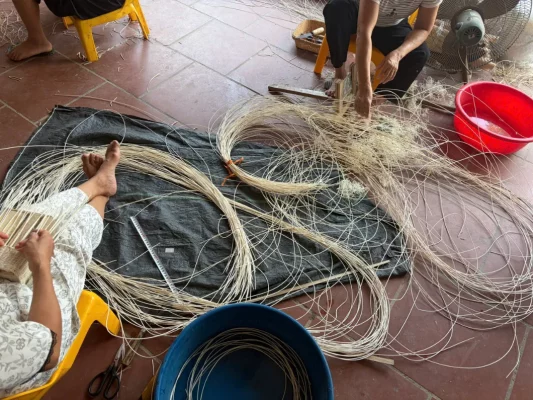 Artisans tressant le bambou et le rotin au village de Phu Vinh