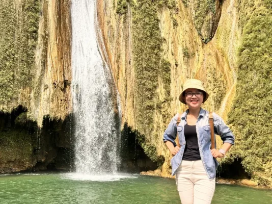 Bella, conseillère voyage chez Vietnam Evasion, à la cascade de Khuổi Nhi