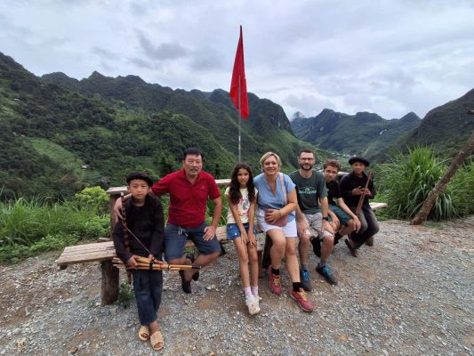 Famille de voyageurs dans les montagnes de Ha Giang