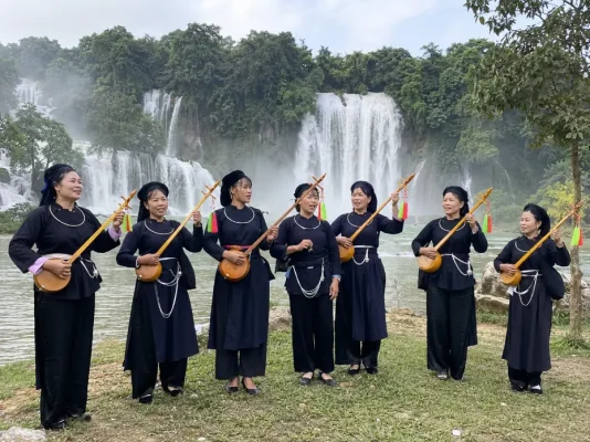 Chant then et đàn tính devant la cascade de Ban Gioc à Cao Bang
