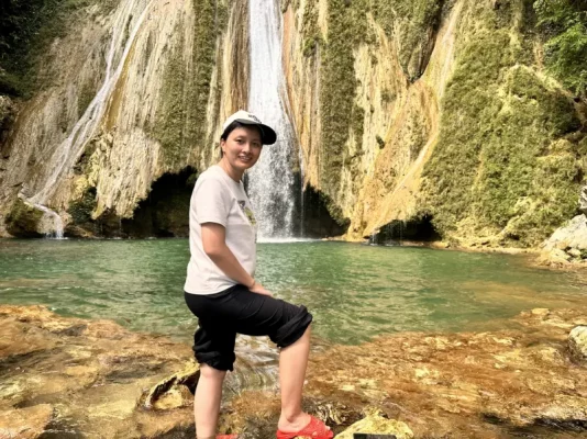 Léa, conseillère voyage chez Vietnam Evasion, à la cascade de Khuổi Nhi