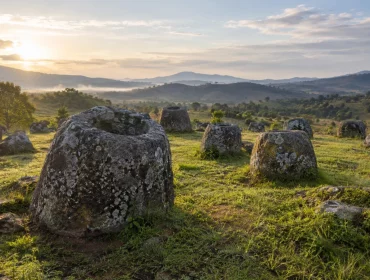 Jarres mégalithiques de la plaine des Jarres au Laos