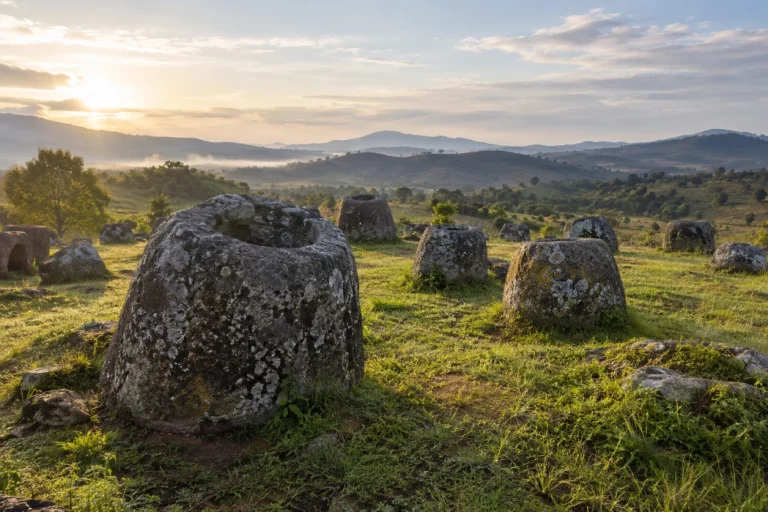 Jarres mégalithiques de la plaine des Jarres au Laos