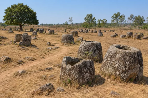 Champ de jarres en pierre dans la province de Xieng Khouang