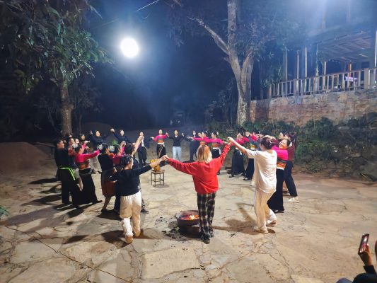 Spectacle de danses traditionnelles des Thai blancs à Xam Khoe