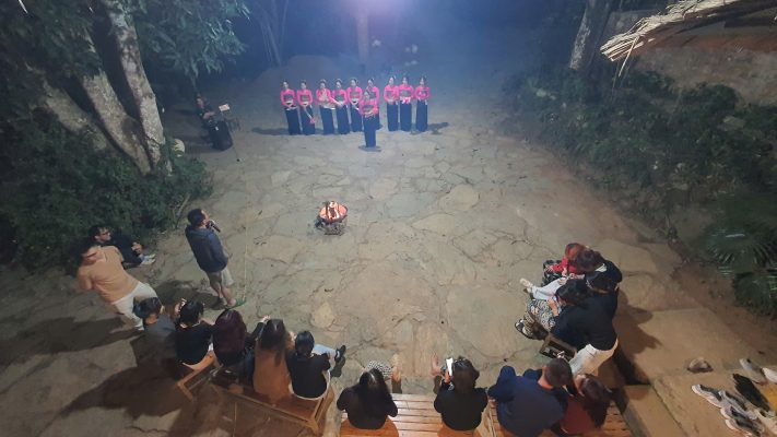 Spectacle de danses traditionnelles des Thai blancs à Xam Khoe