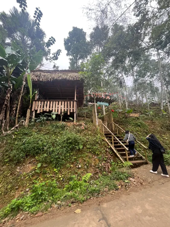 À Pu Luong, l’apprentissage se poursuit à travers les villages et les paysages.