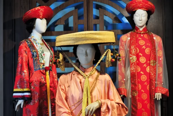 Couleurs et motifs des ao dai présentés au Musée des Femmes du Sud