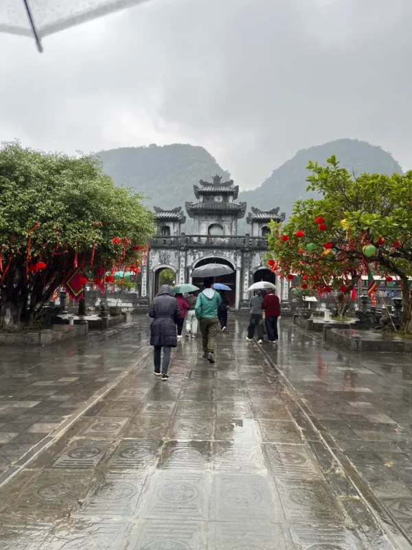 À Ninh Binh, la pluie n’entame pas l’enthousiasme du groupe.