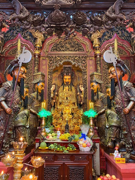 Autel richement décoré à l’intérieur de la pagode de l’Empereur de Jade à Saigon