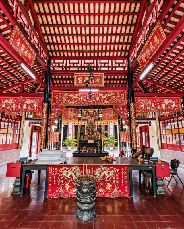 Vue intérieure de la pagode de l’Empereur de Jade à Saigon