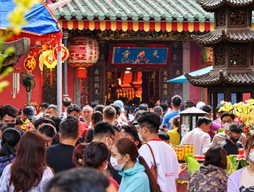 Affluence à la pagode de l’Empereur de Jade à Saigon lors d’une journée de prière et d’offrandes.