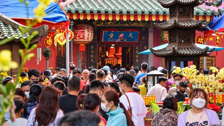 Affluence à la pagode de l’Empereur de Jade à Saigon lors d’une journée de prière et d’offrandes.