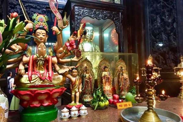 Statues, offrandes et encens dans une atmosphère spirituelle.