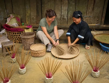 1. Une voyageuse s’initie à la fabrication de l’encens aux côtés d’une artisane de Phia Thap.