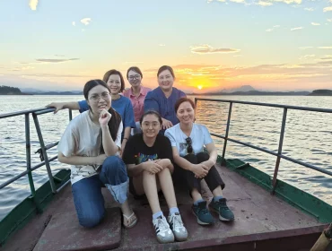 Le soleil se couche derrière les îles du lac de Thác Bà