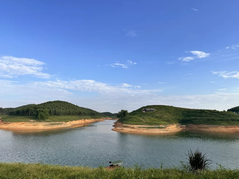Promenade en bateau sur le lac de Thác Bà dans le Nord du Vietnam