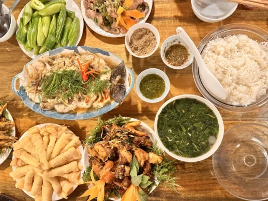 Diner de spécialités locales au Thác Bà