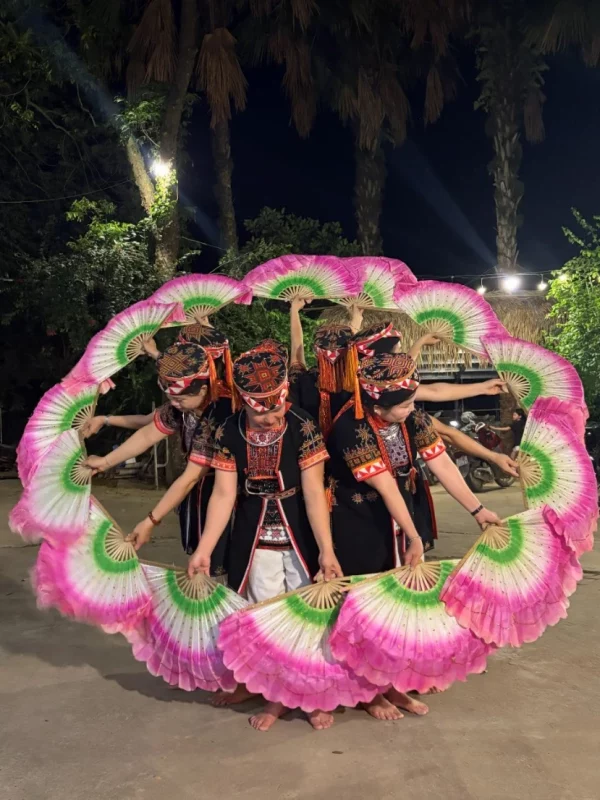 Une soirée de chants et de danses partagée avec les Dao à pantalon blanc