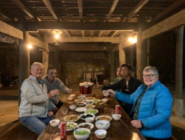 Un repas convivial chez l’habitant avec les voyageurs de Vietnam Evasion