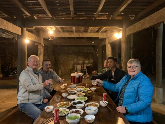 Un repas convivial chez l’habitant avec les voyageurs de Vietnam Evasion