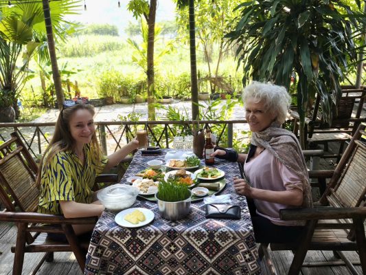 Autour d’un repas chez l’habitant, les saveurs du quotidien invitent à l’échange.