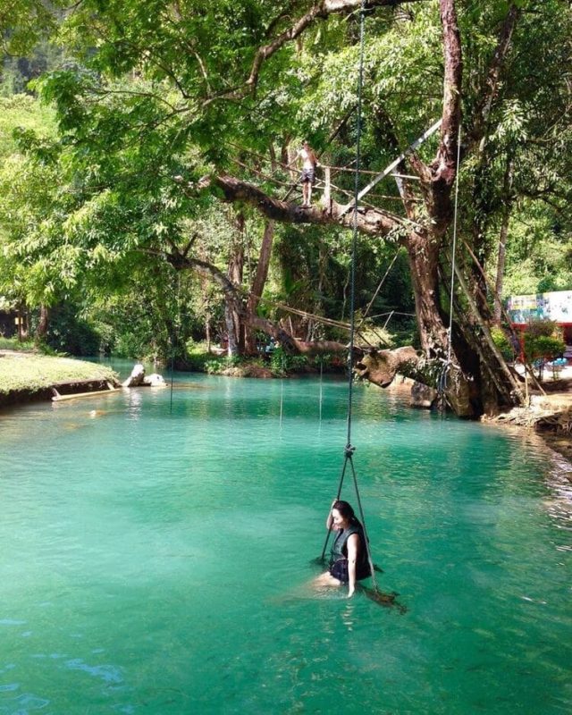 Baignade dans les eaux turquoise du Blue Lagoon entouré de végétation à Vang Vieng au Laos