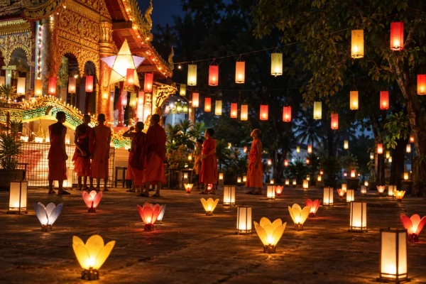 À la nuit tombée, les lanternes illuminent la cour d’un temple au Laos