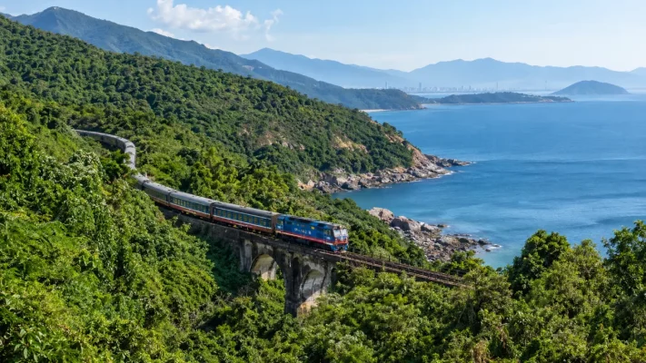 Train sur le col de Hai Van, face à la mer.