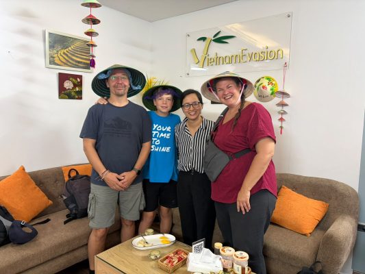 Un groupe de voyageurs dans notre bureau à Hanoï